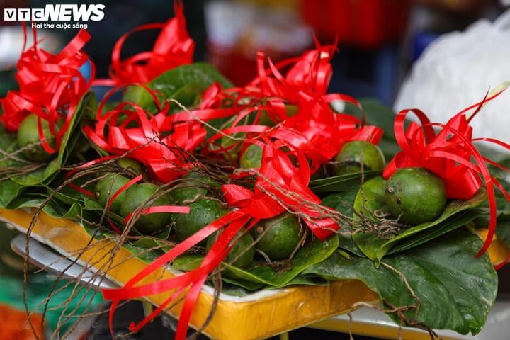 Người dân tất bật cúng Rằm tháng Chạp: Hoa tươi, đào cành, trầu cau đắt gấp đôi - Ảnh 8