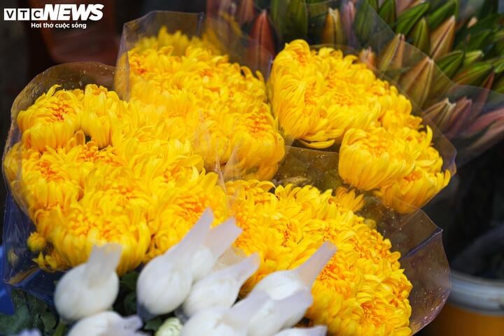 Người dân tất bật cúng Rằm tháng Chạp: Hoa tươi, đào cành, trầu cau đắt gấp đôi - Ảnh 3