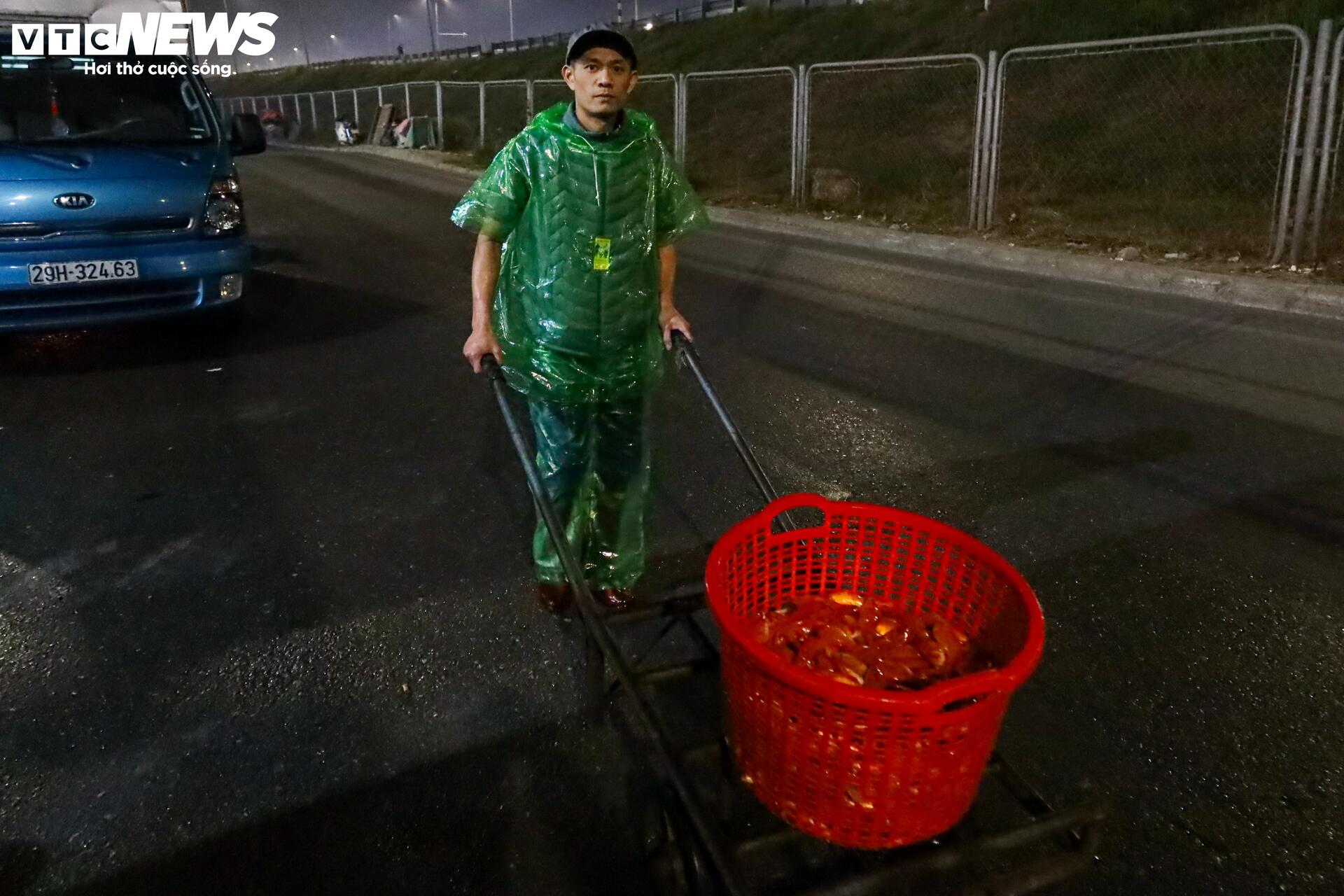 Xuyên đêm mua bán cá chép đỏ cho ngày cúng ông Công, ông Táo - Ảnh 17