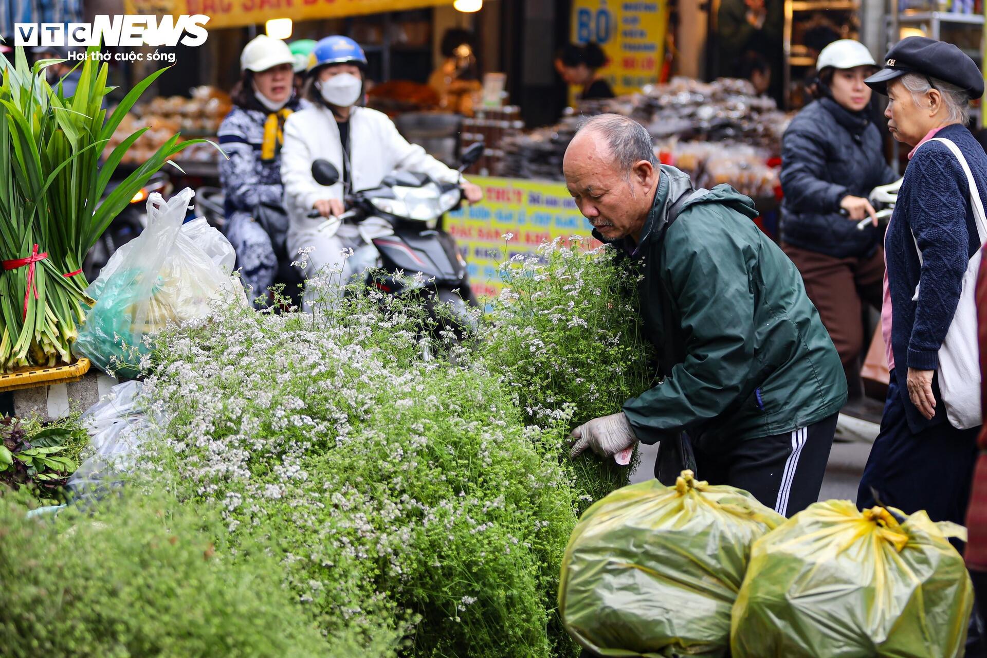 Hàng hóa không đội giá trong ngày giáp Tết, người Hà Nội tấp nập mua sắm - Ảnh 4