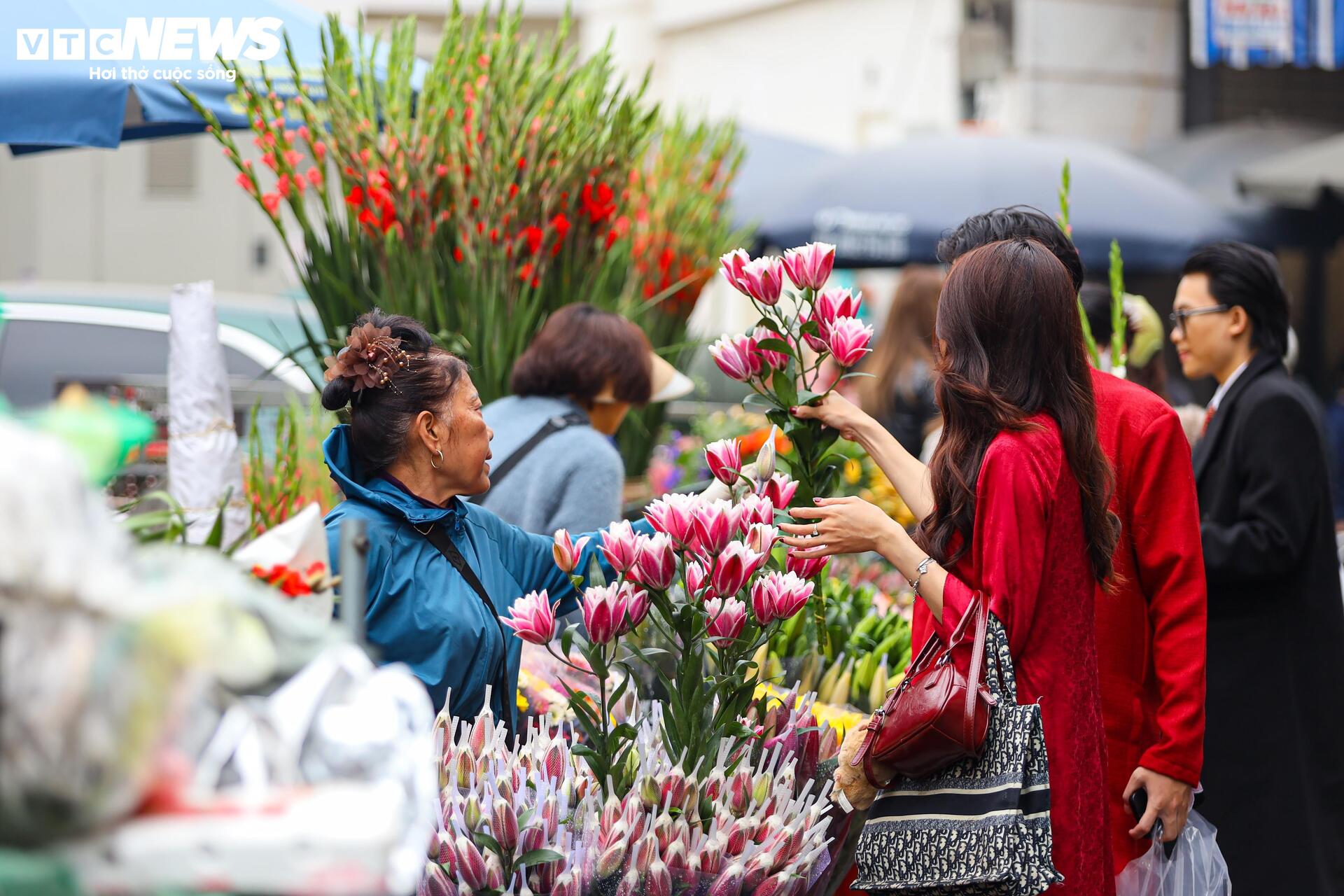 Hàng hóa không đội giá trong ngày giáp Tết, người Hà Nội tấp nập mua sắm - Ảnh 10