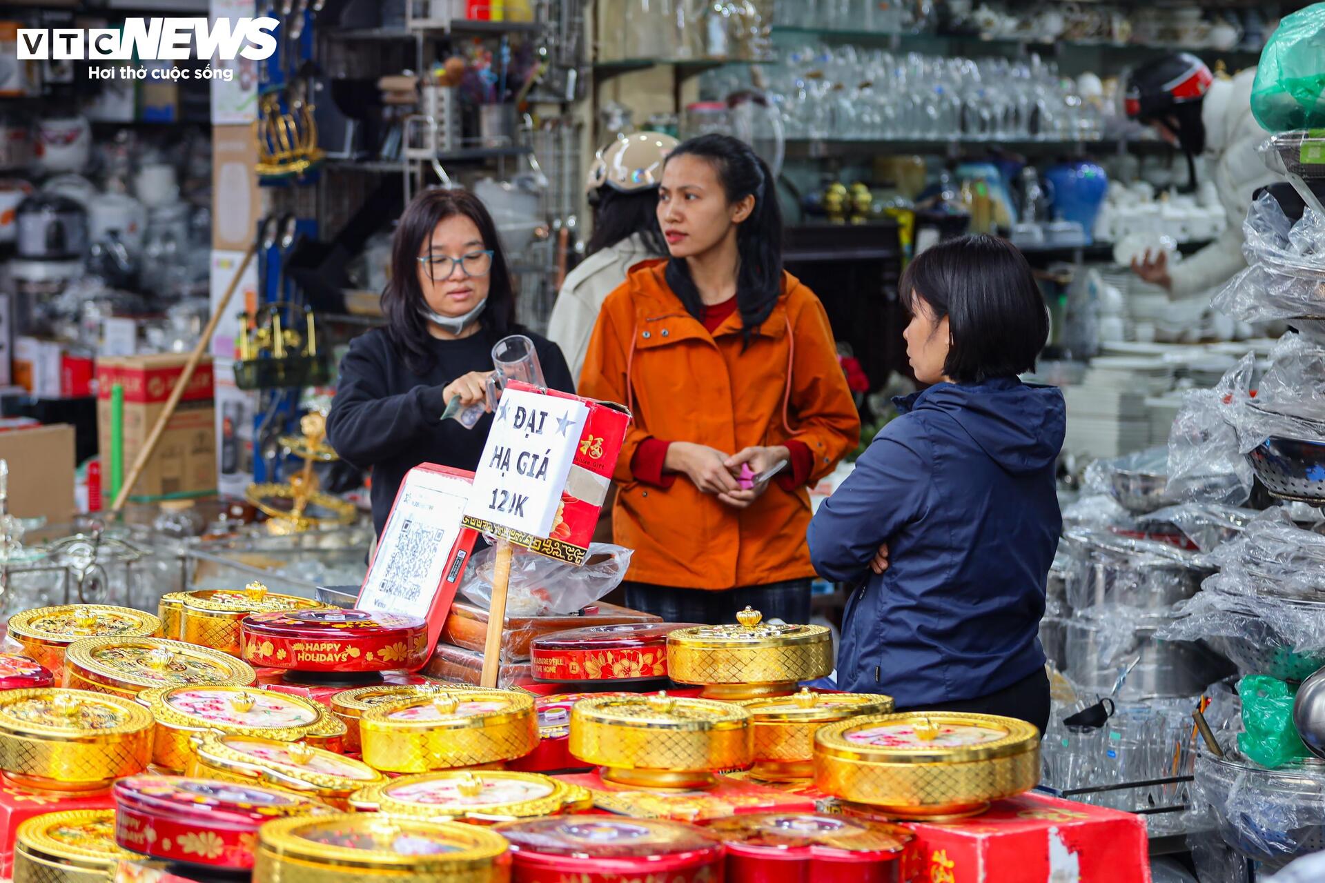 Hàng hóa không đội giá trong ngày giáp Tết, người Hà Nội tấp nập mua sắm - Ảnh 12