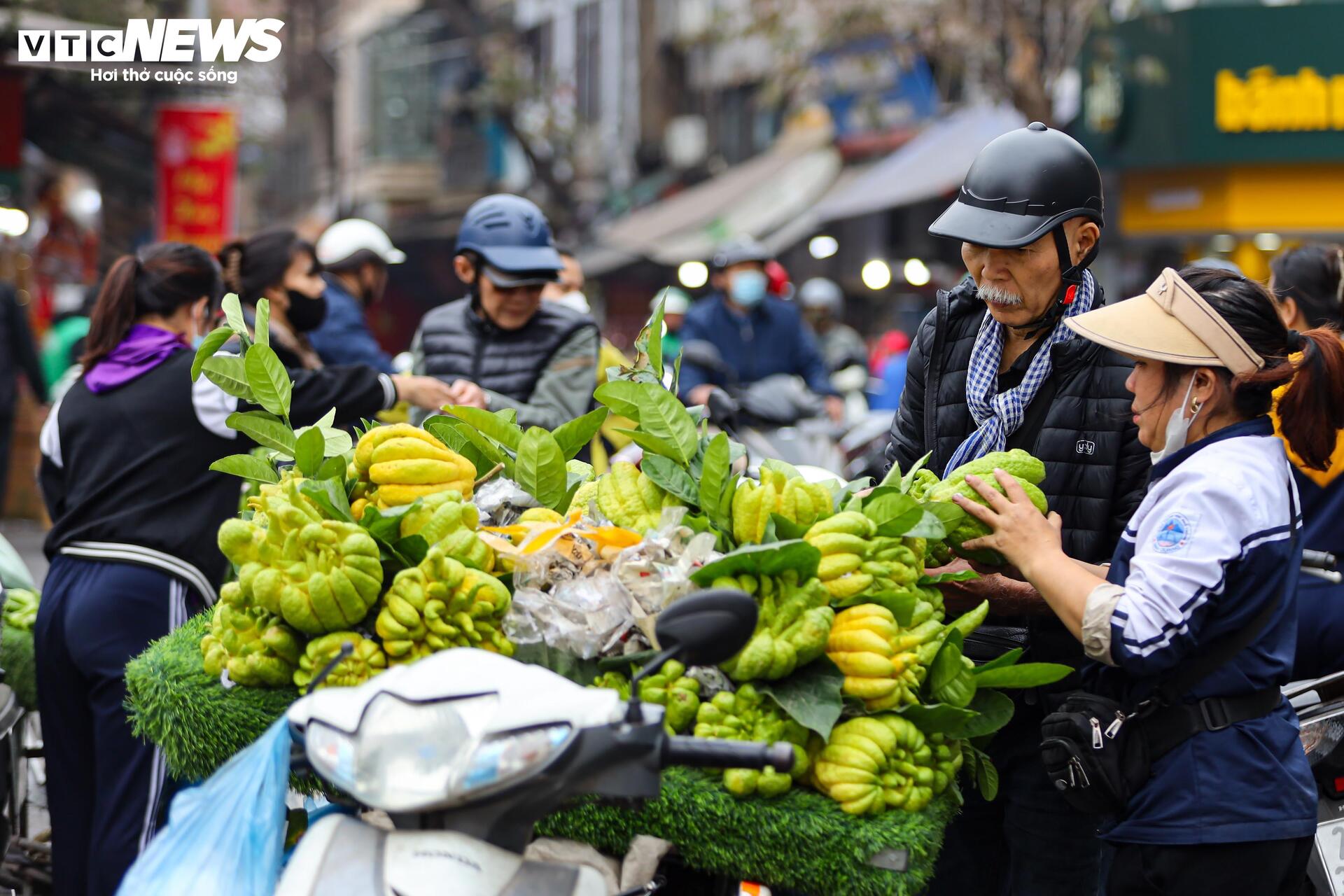 Hàng hóa không đội giá trong ngày giáp Tết, người Hà Nội tấp nập mua sắm - Ảnh 8