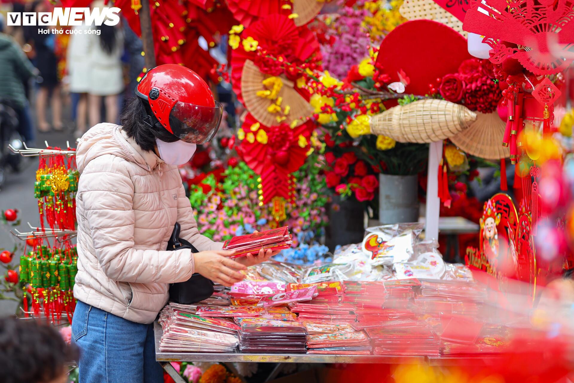 Hàng hóa không đội giá trong ngày giáp Tết, người Hà Nội tấp nập mua sắm - Ảnh 14