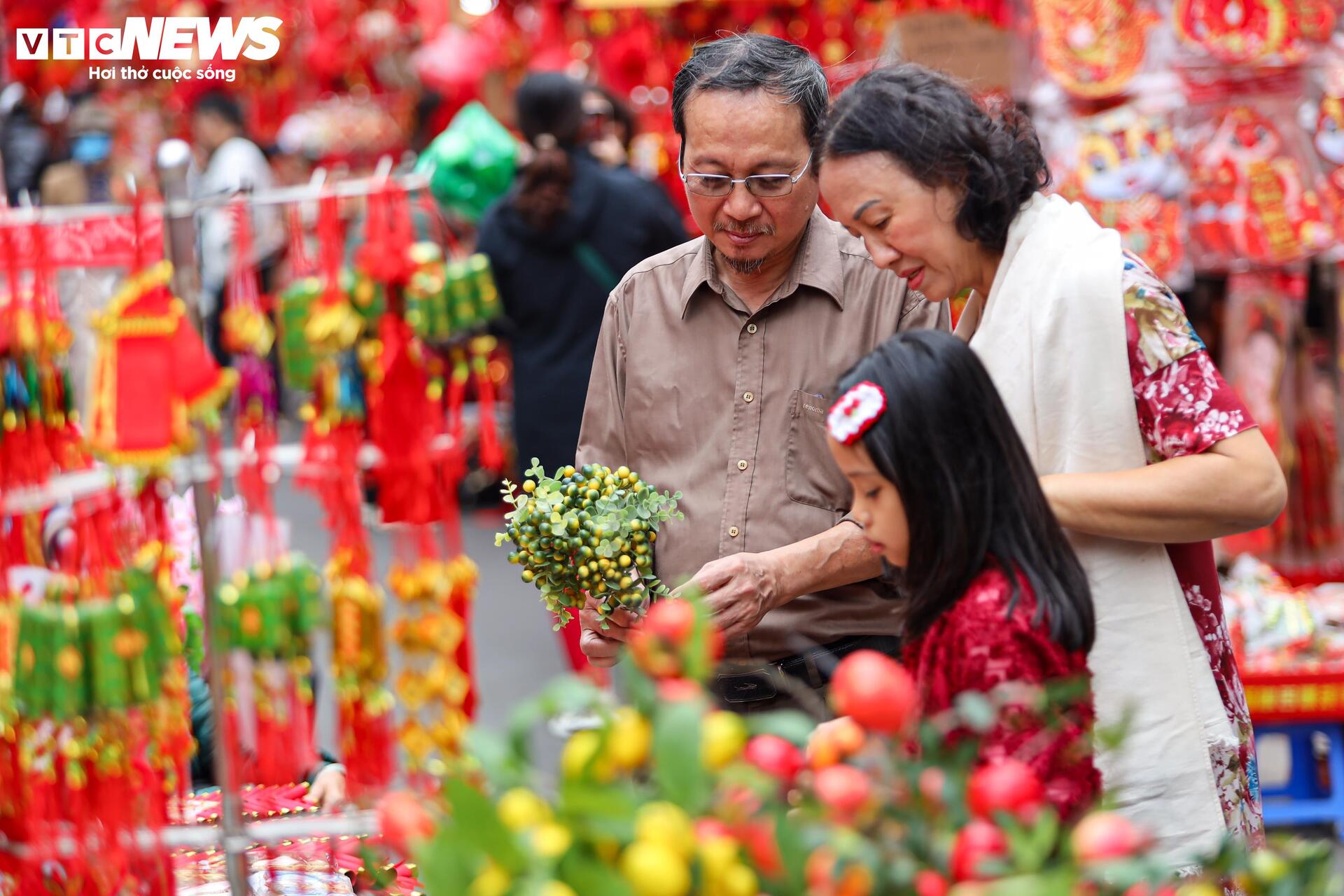 Hàng hóa không đội giá trong ngày giáp Tết, người Hà Nội tấp nập mua sắm - Ảnh 1