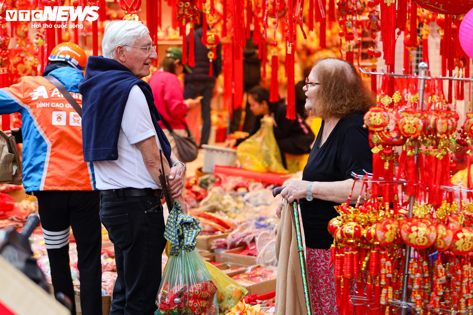 Hàng hóa không đội giá trong ngày giáp Tết, người Hà Nội tấp nập mua sắm - Ảnh 15