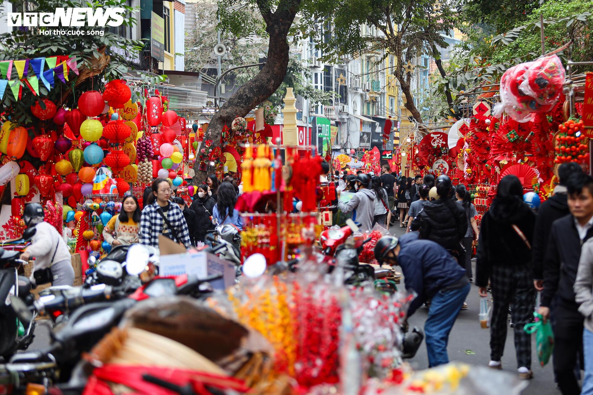 Hàng hóa không đội giá trong ngày giáp Tết, người Hà Nội tấp nập mua sắm - Ảnh 13