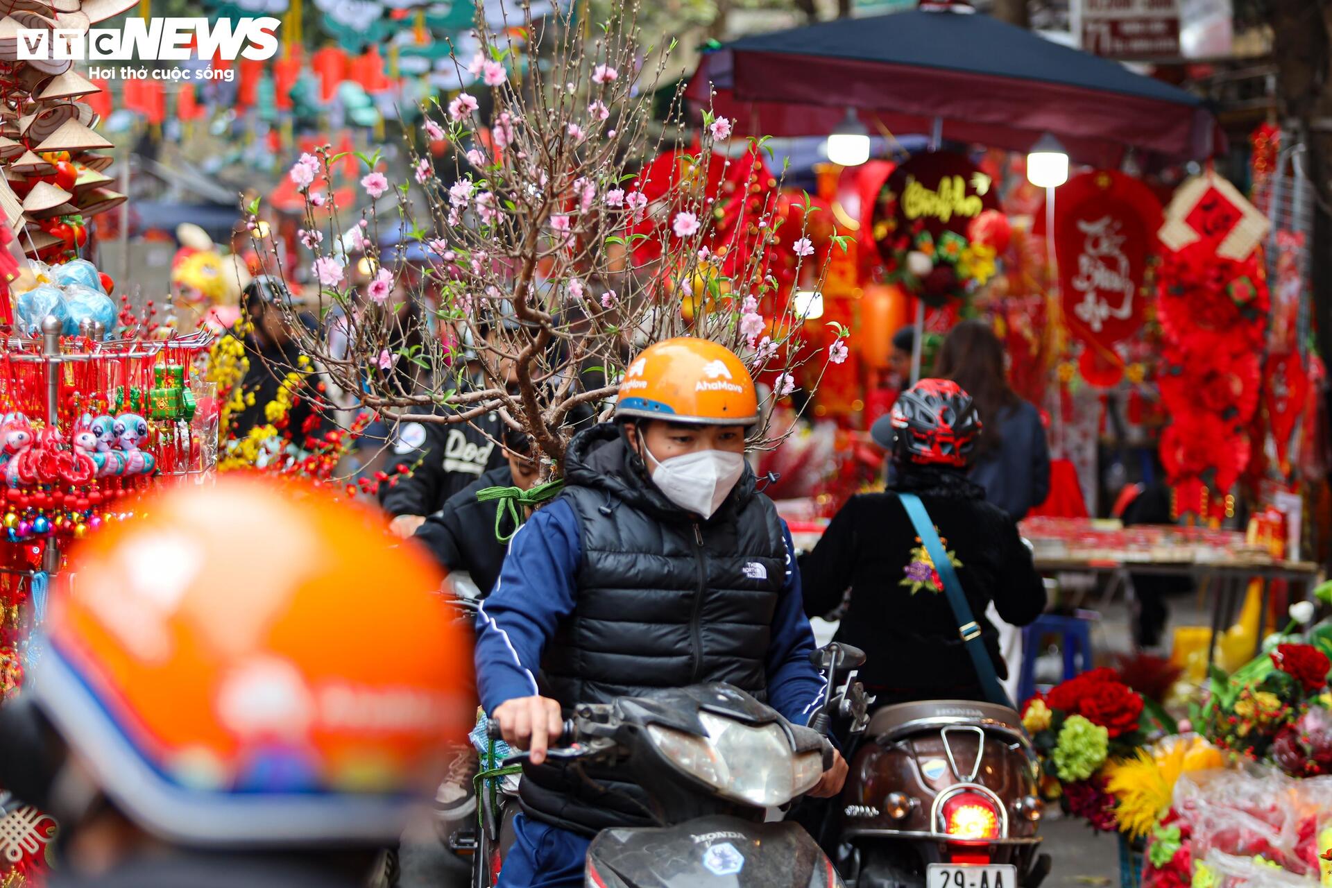 Hàng hóa không đội giá trong ngày giáp Tết, người Hà Nội tấp nập mua sắm - Ảnh 18
