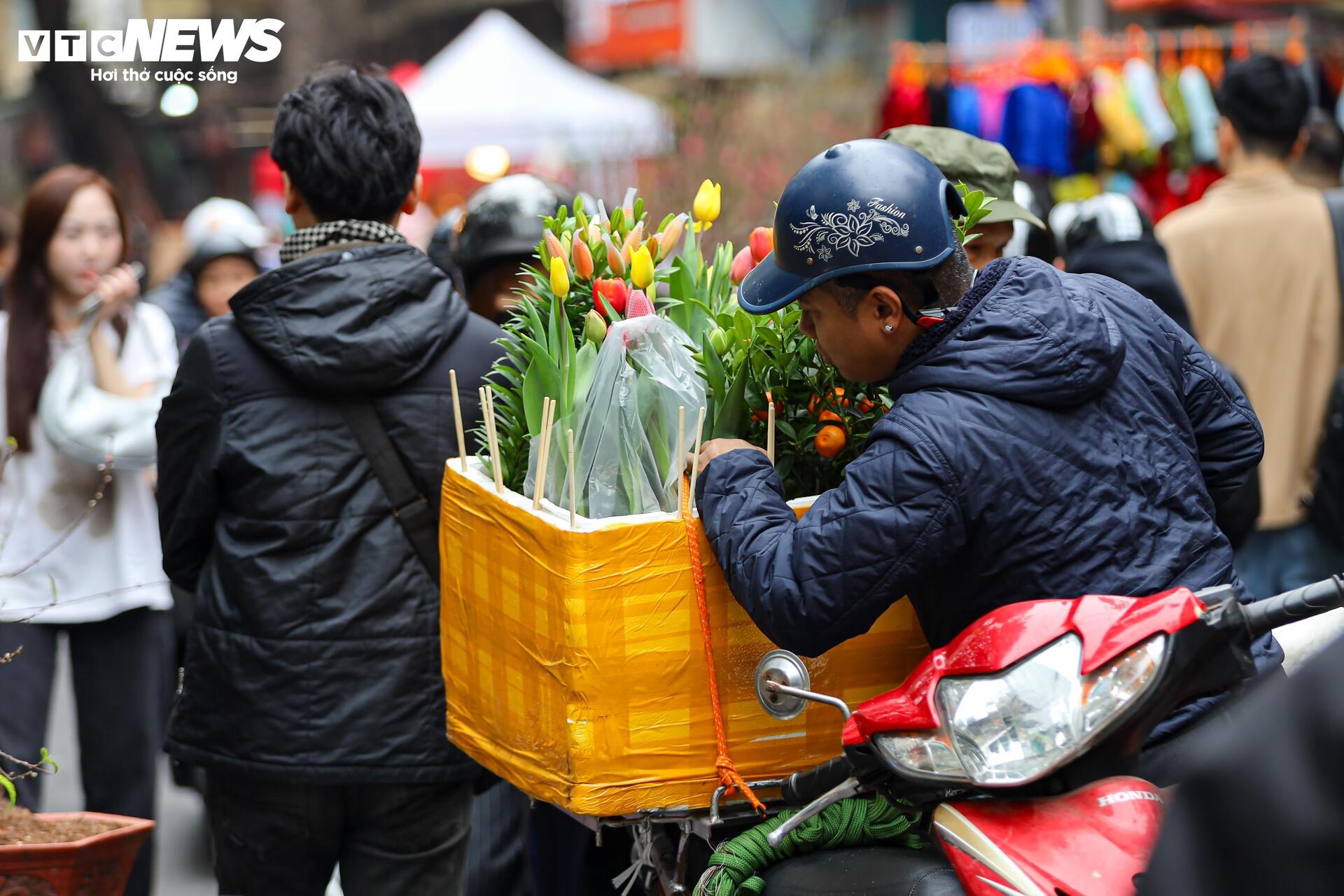 Hàng hóa không đội giá trong ngày giáp Tết, người Hà Nội tấp nập mua sắm - Ảnh 19