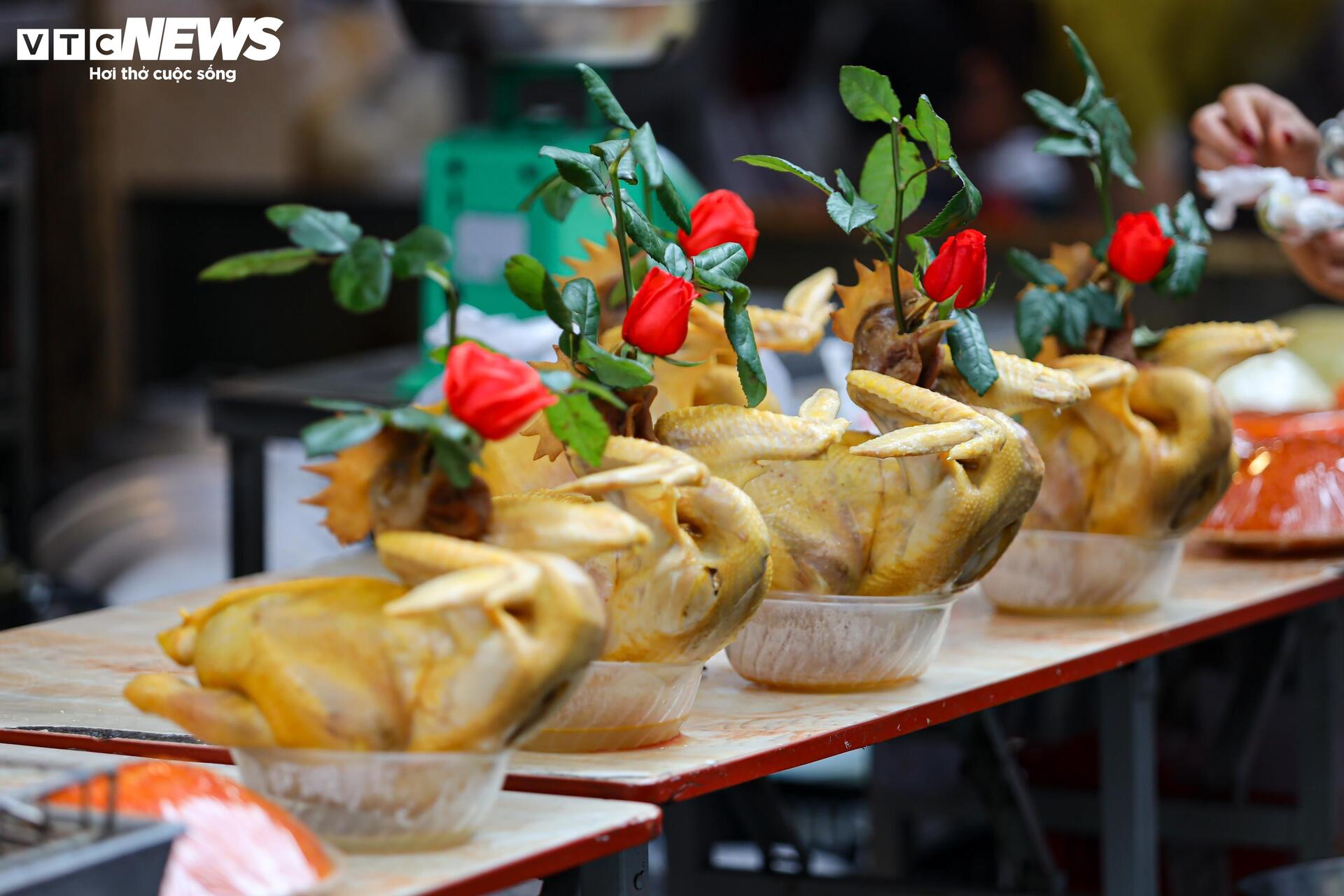 Hàng hóa không đội giá trong ngày giáp Tết, người Hà Nội tấp nập mua sắm - Ảnh 6