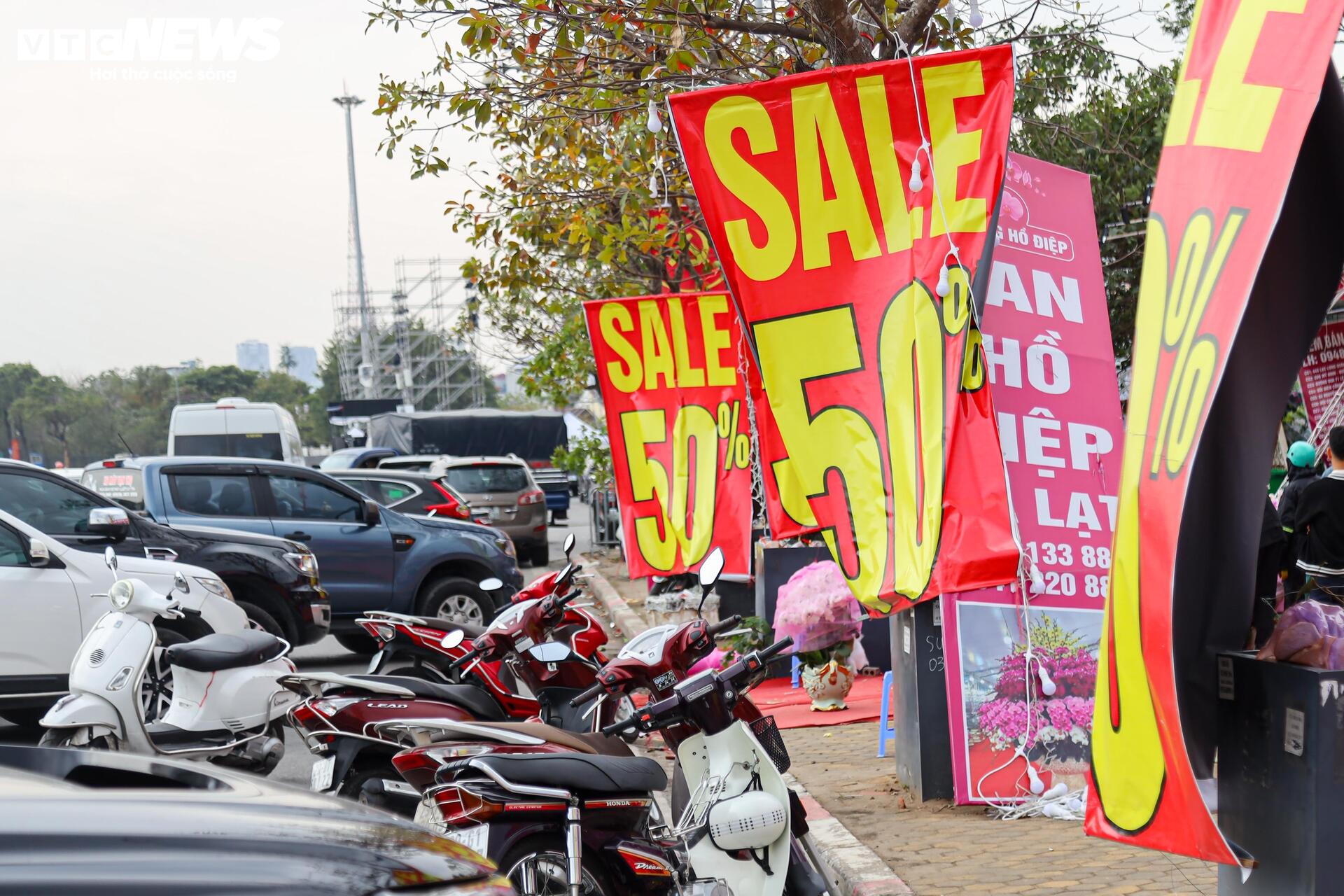 Hoa đào, mai vàng đại hạ giá, tiểu thương xả hàng về quê ăn Tết - Ảnh 15