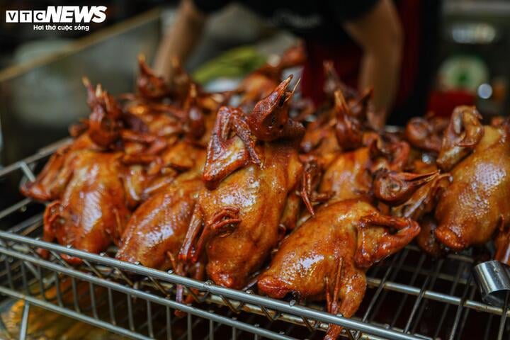 Người dân tất bật cúng Rằm tháng Chạp: Hoa tươi, đào cành, trầu cau đắt gấp đôi - Ảnh 12