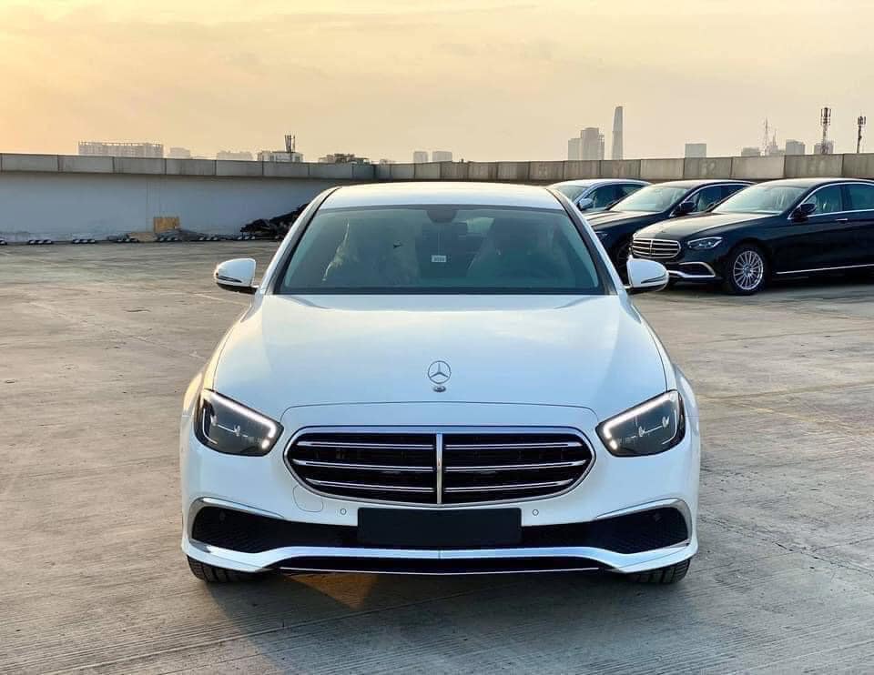 Mercedes-Benz E-Class giảm giá gần 260 triệu đồng, còn từ 2,09 tỷ đồng nhưng vẫn cao hơn BMW 5-Series - Ảnh 3
