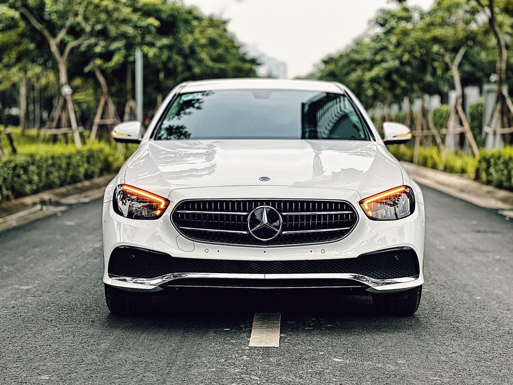 Mercedes-Benz E-Class giảm giá gần 260 triệu đồng, còn từ 2,09 tỷ đồng nhưng vẫn cao hơn BMW 5-Series - Ảnh 2