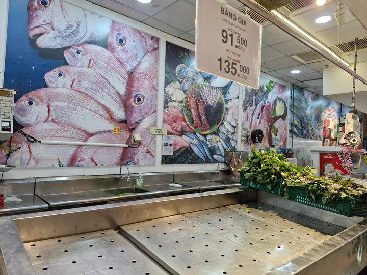 Siêu thị mở cửa sáng mùng 2 Tết: Khách ngẩn ngơ vì không có rau, cá để mua - Ảnh 2