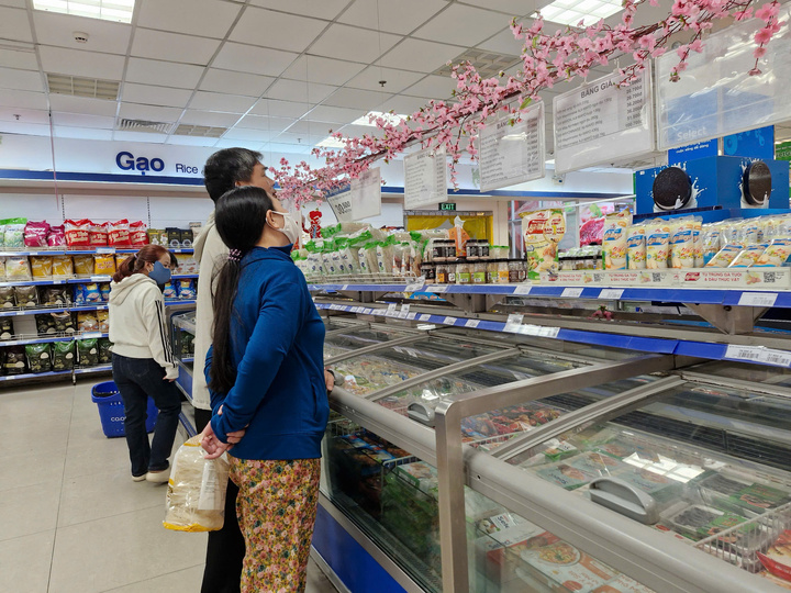 Siêu thị mở cửa sáng mùng 2 Tết: Khách ngẩn ngơ vì không có rau, cá để mua - Ảnh 5