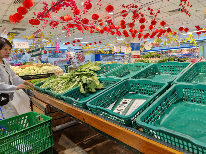 Siêu thị mở cửa sáng mùng 2 Tết: Khách ngẩn ngơ vì không có rau, cá để mua - Ảnh 4