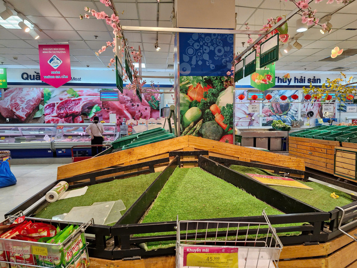 Siêu thị mở cửa sáng mùng 2 Tết: Khách ngẩn ngơ vì không có rau, cá để mua - Ảnh 1