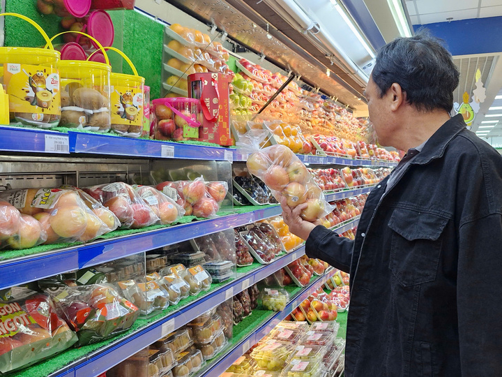 Siêu thị mở cửa sáng mùng 2 Tết: Khách ngẩn ngơ vì không có rau, cá để mua - Ảnh 3