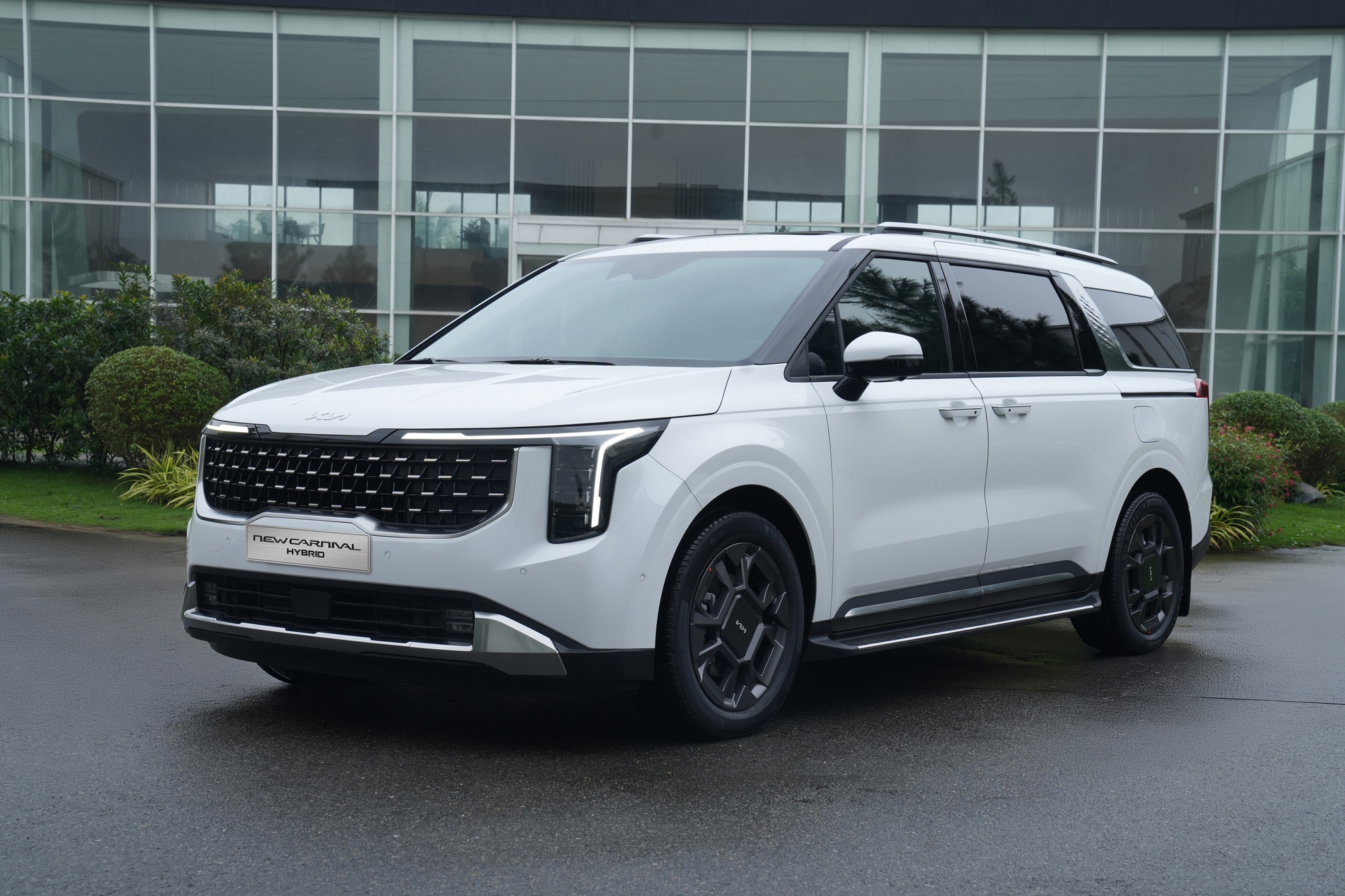 Kia Carnival hybrid chính thức ra mắt: Giá 1,849 tỷ đồng, chạy 100 km hết chưa đến 5 lít xăng, thêm công nghệ đấu Viloran - Ảnh 1