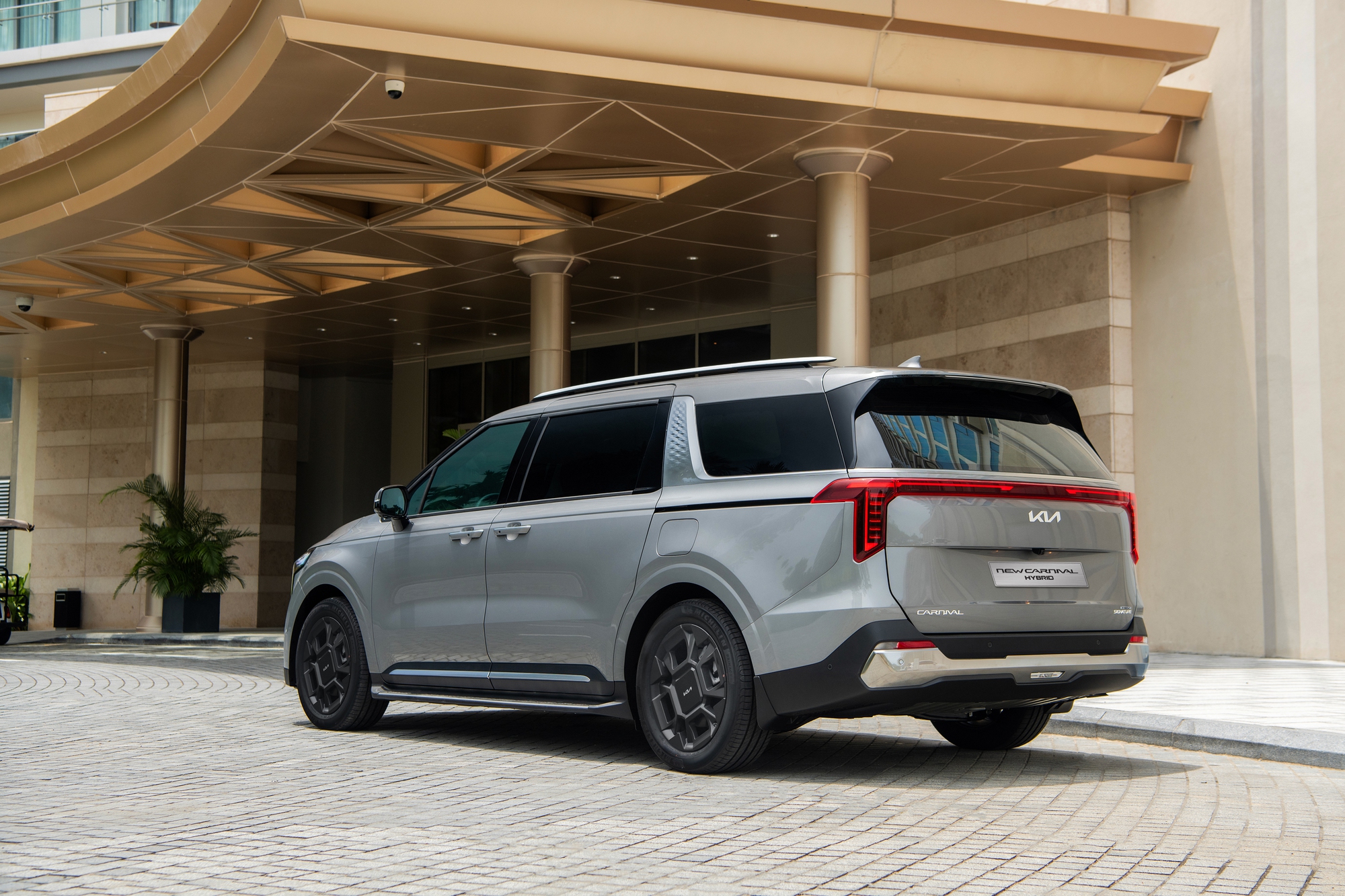 Kia Carnival hybrid chính thức ra mắt: Giá 1,849 tỷ đồng, chạy 100 km hết chưa đến 5 lít xăng, thêm công nghệ đấu Viloran - Ảnh 2