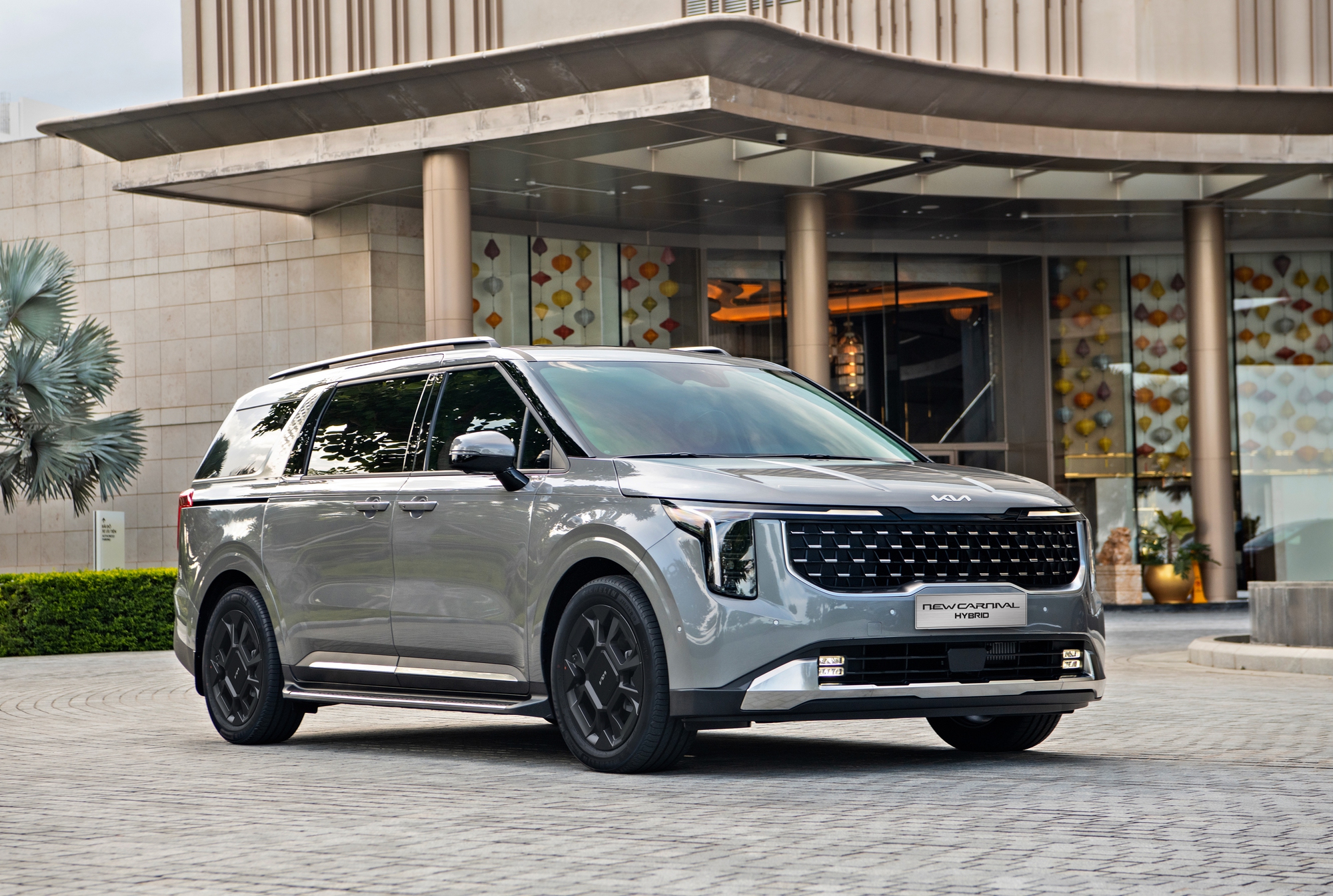 Kia Carnival hybrid chính thức ra mắt: Giá 1,849 tỷ đồng, chạy 100 km hết chưa đến 5 lít xăng, thêm công nghệ đấu Viloran - Ảnh 4