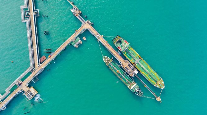 Sóng gió kéo đến với dầu Nga: Mỹ ra lệnh trừng phạt khiến giá thuê siêu tàu tăng gấp 2, "hạm đội bóng đêm" của Moscow rơi cảnh lao đao - Ảnh 1