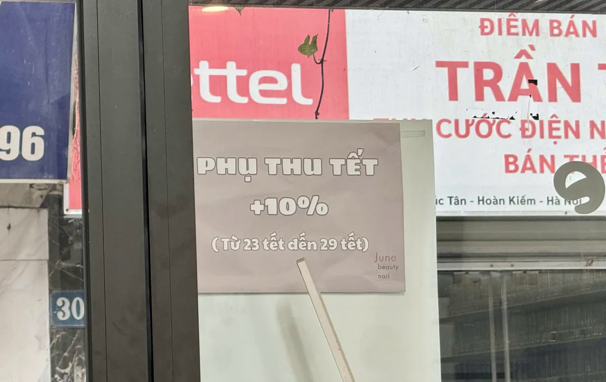 "Hốt bạc" ngày cận Tết nhờ... phụ phí - Ảnh 3