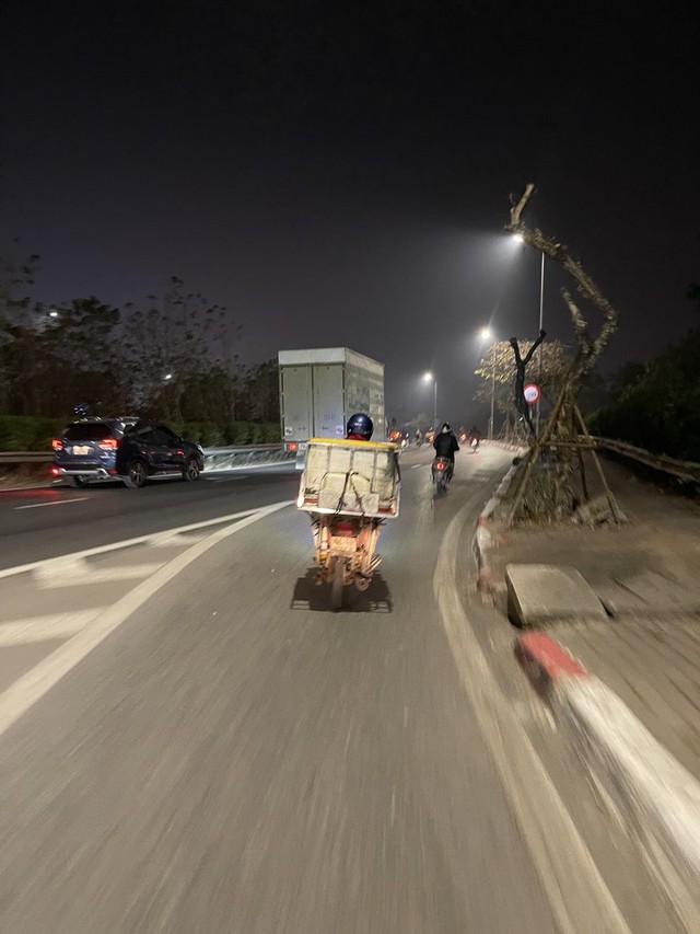 Khu chợ nổi tiếng Hà Nội dịp ông Công ông Táo nhộn nhịp xuyên đêm, nhiều người “cân đo đong đếm” lượng mua vì 1 điều - Ảnh 16