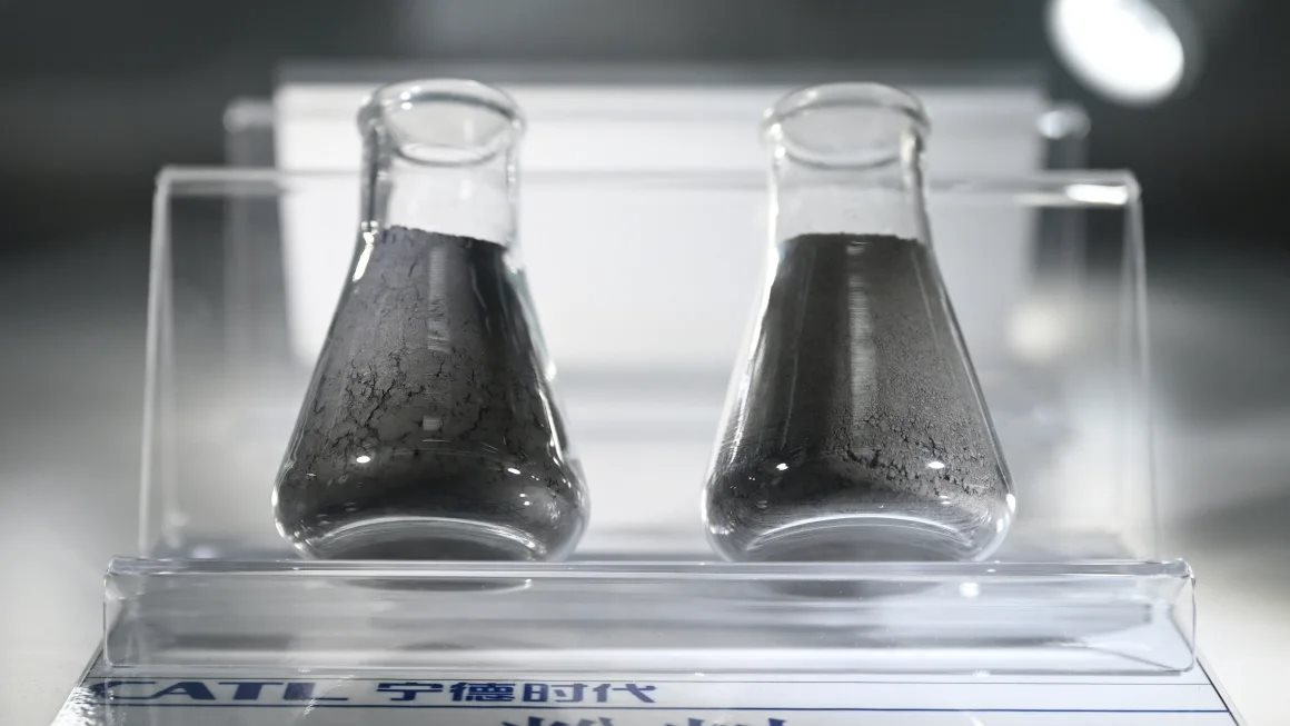 Kiểm soát 70% chuỗi cung ứng, Trung Quốc bỗng ra lệnh hạn chế xuất khẩu "hàng hiếm" của thế giới khiến nhiều chuỗi cung ứng pin xe điện điêu đứng - Ảnh 1