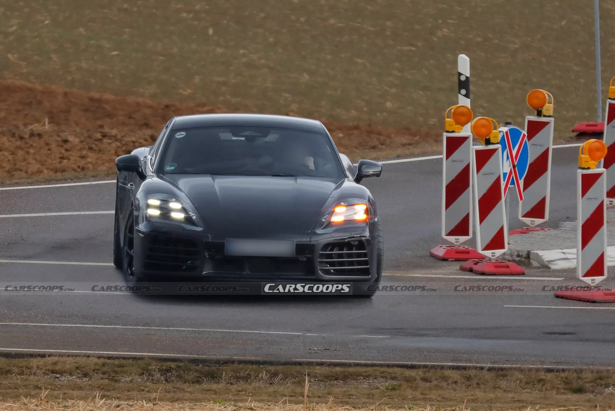 Porsche 718 Cayman điện lần đầu lộ diện trên đường: Thiết kế mới, dễ nhầm thành xe xăng bởi những chi tiết đánh lừa thị giác - Ảnh 1