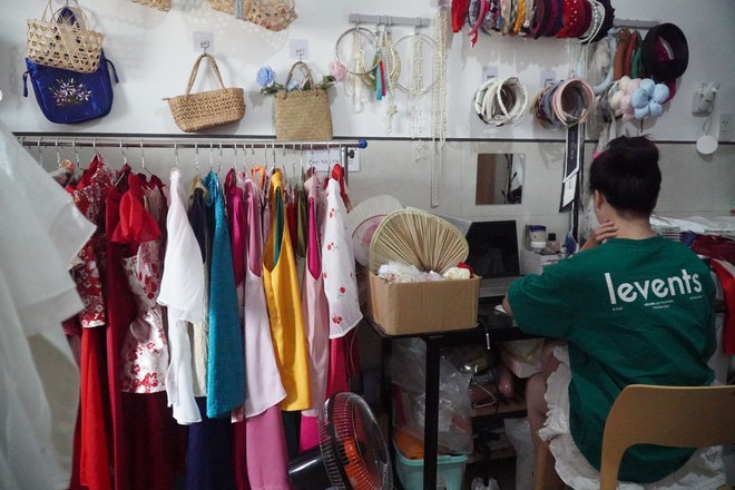 Cửa hàng cho thuê áo dài Tết hoạt động hết công suất - Ảnh 10