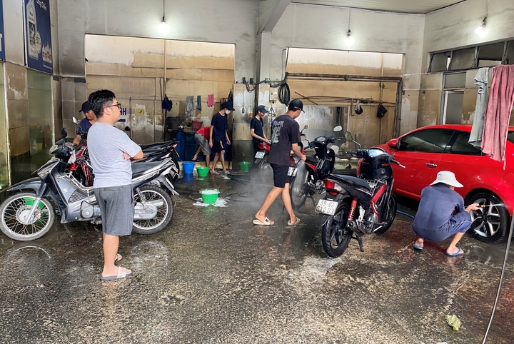 Tiệm rửa xe ở TP.HCM bỏ túi cả chục triệu đồng mỗi ngày giáp Tết - Ảnh 1