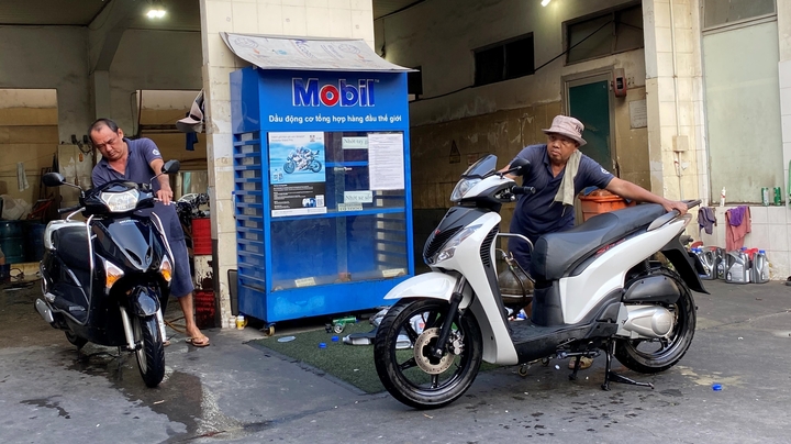 Tiệm rửa xe ở TP.HCM bỏ túi cả chục triệu đồng mỗi ngày giáp Tết - Ảnh 2