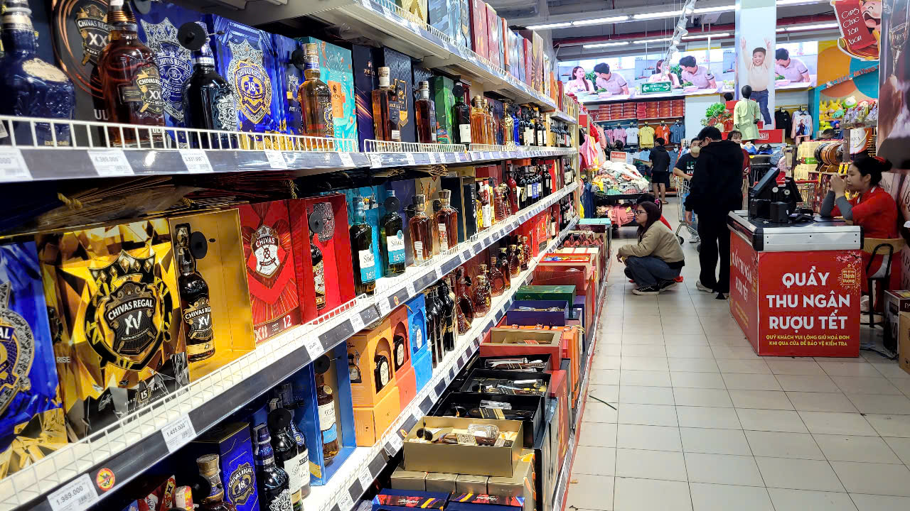 Mua sắm Tết tăng theo ngày, bất ngờ về tiêu thụ rượu bia - Ảnh 3