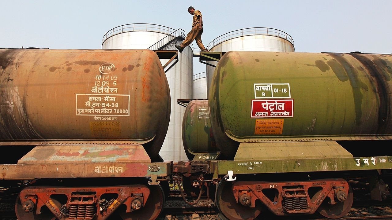 "Cú sốc" của nền kinh tế lớn thứ 3 châu Á: Mỹ trừng phạt khiến quốc gia này không thể mua dầu Nga giá rẻ, tổn hại hơn cả Trung Quốc - Ảnh 1