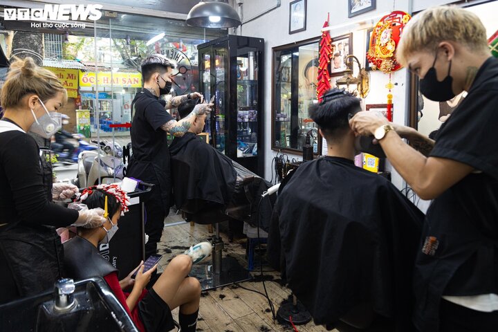 Làm không ngơi tay, thợ rửa xe, cắt tóc 'hái' ra tiền ngày giáp Tết - Ảnh 2