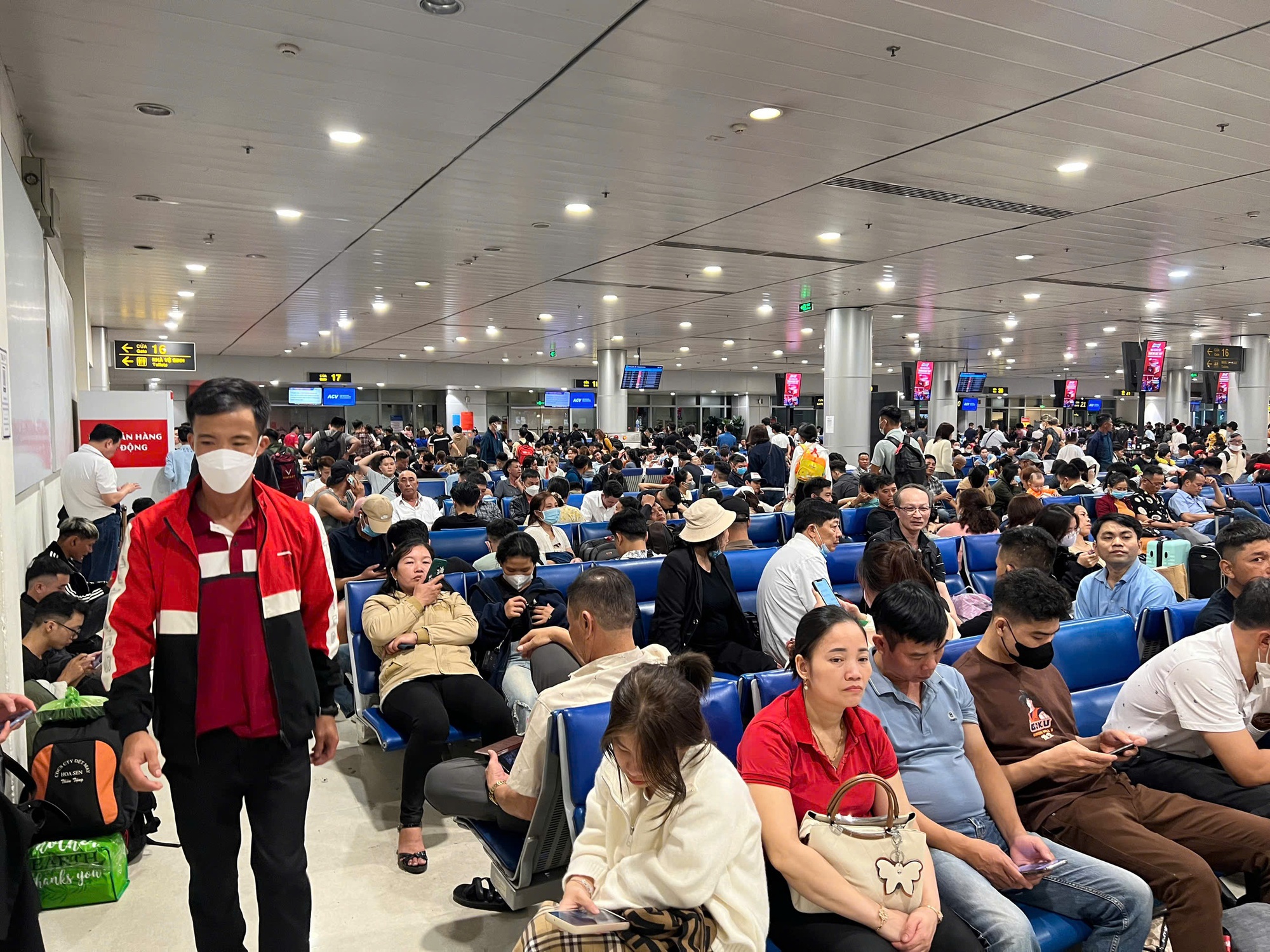 Bất ngờ với giá vé máy bay TP HCM - Hà Nội ngày 29 Tết và đêm giao thừa - Ảnh 1