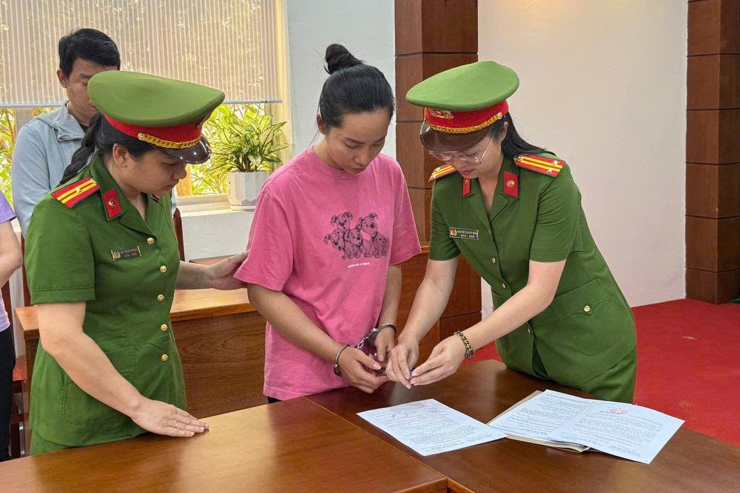 Phá đường dây sản xuất thuốc giả ‘khủng’ ở TPHCM, huy động 11 xe tải chở tang vật - Ảnh 3