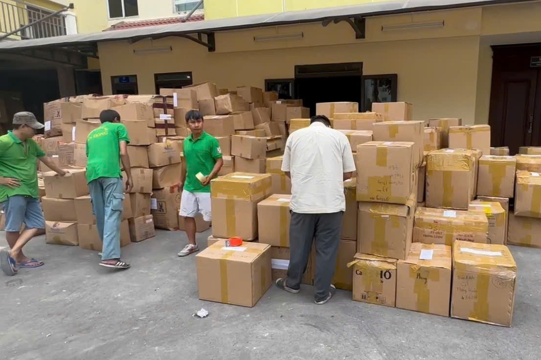 Phá đường dây sản xuất thuốc giả ‘khủng’ ở TPHCM, huy động 11 xe tải chở tang vật - Ảnh 2