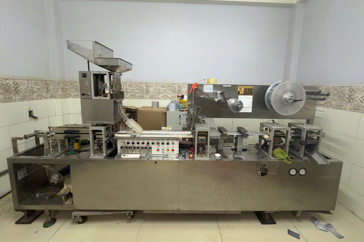 Phá đường dây sản xuất thuốc giả ‘khủng’ ở TPHCM, huy động 11 xe tải chở tang vật - Ảnh 5