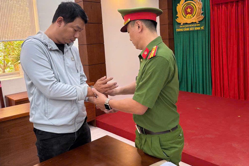 Phá đường dây sản xuất thuốc giả ‘khủng’ ở TPHCM, huy động 11 xe tải chở tang vật - Ảnh 1