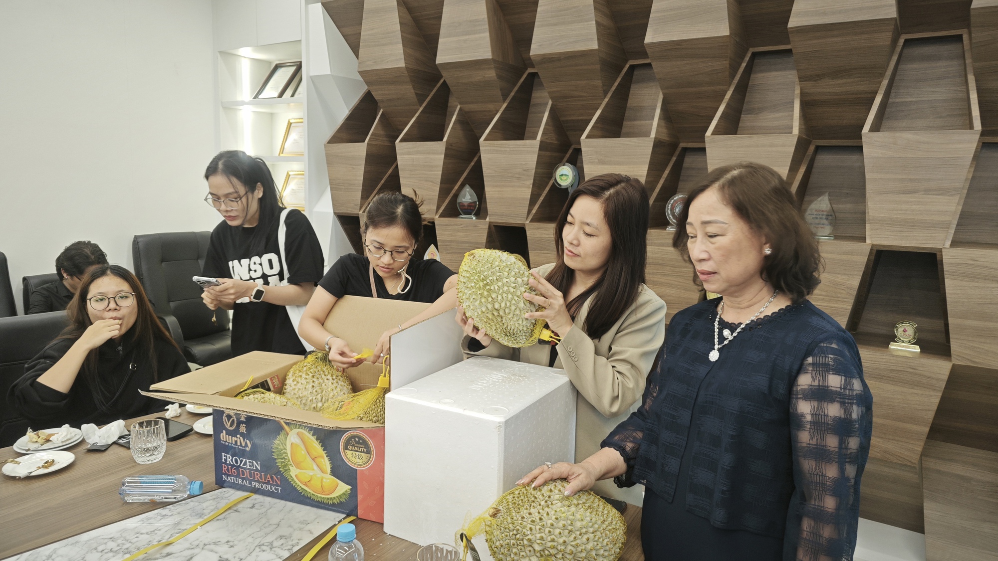 Lần đầu tiên sầu riêng đông lạnh chuẩn xuất khẩu bán qua livestream - Ảnh 1