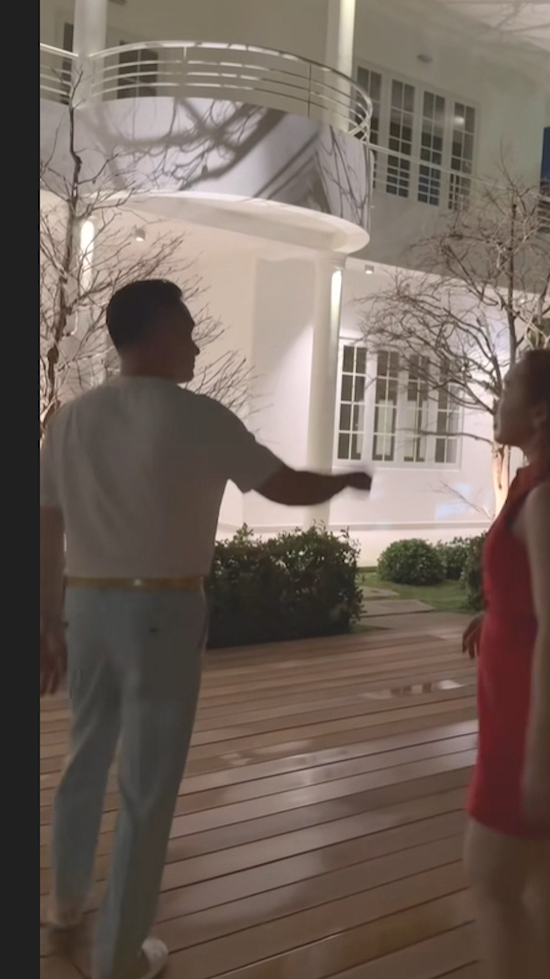 Sao nam Vbiz 12 giờ đêm vẫn gọi vợ ra làm 1 việc, soi clip cận cảnh mới gây bất ngờ - Ảnh 2