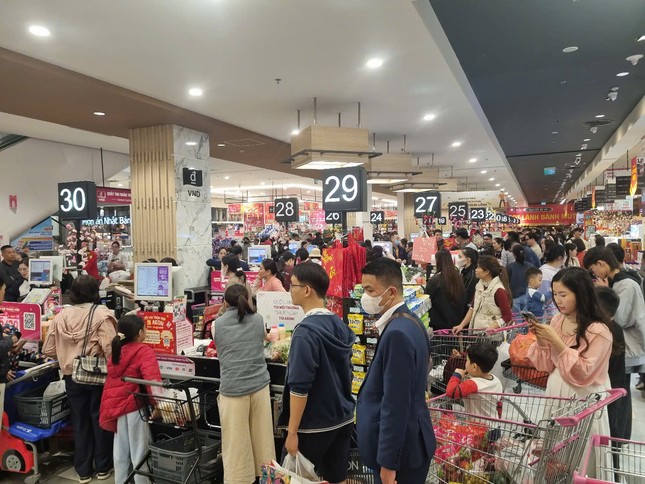 Chợ 'hét giá' hơn nửa triệu/nải chuối, nhiều người đổ vào siêu thị tìm mua - Ảnh 4