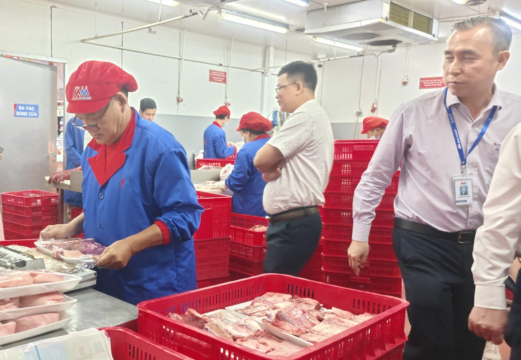 Bị nhắc nhở về an toàn thực phẩm, một siêu thị lớn tại TP HCM hứa "khắc phục ngay lập tức" - Ảnh 1