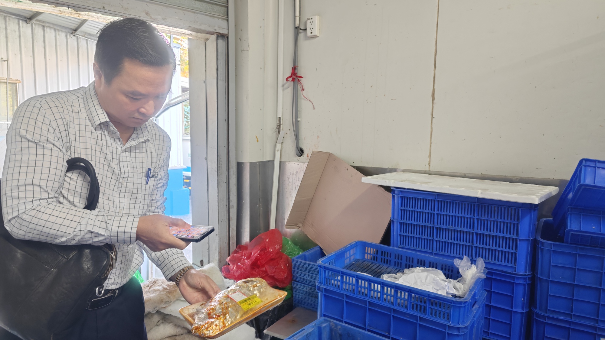 Bị nhắc nhở về an toàn thực phẩm, một siêu thị lớn tại TP HCM hứa "khắc phục ngay lập tức" - Ảnh 2