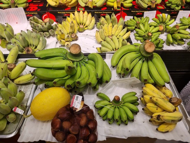 Chợ 'hét giá' hơn nửa triệu/nải chuối, nhiều người đổ vào siêu thị tìm mua - Ảnh 3