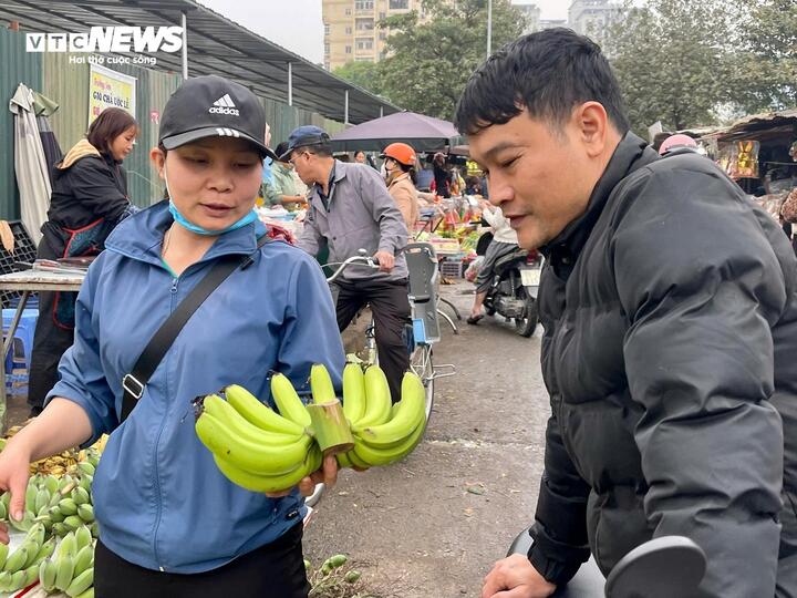 Chợ dân sinh 'hét' 500.000 đồng một nải chuối trong sáng 23 tháng Chạp - Ảnh 4