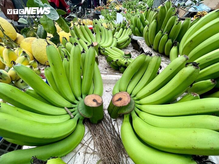 Chợ dân sinh 'hét' 500.000 đồng một nải chuối trong sáng 23 tháng Chạp - Ảnh 2
